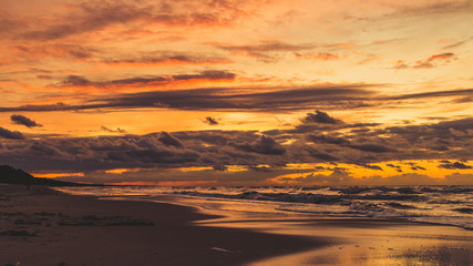 Fototapeta na wymiar Spacer brzegiem morza po zachodzie słońca 
