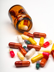 Flacon de médicaments et gellules diverses