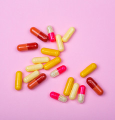 Ensemble de gélules et fond rose