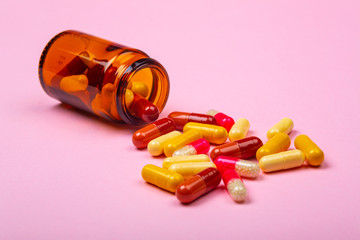 Flacon de médicaments déversant des gélules