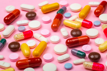 Ensemble de médicaments et arrière-plan rose