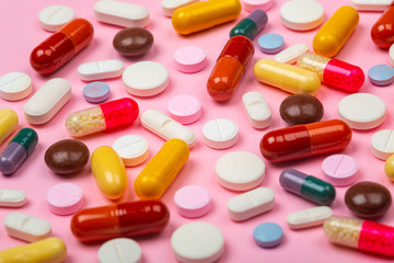 Divers médicament avec arrière-plan rose