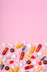 Ensemble de médicaments et arrière-plan rose