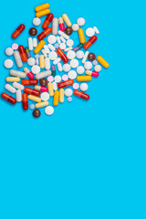 Ensemble de médicaments divers et arrière-plan bleu