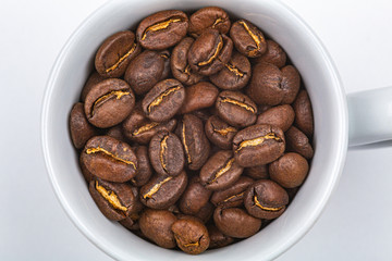Grains de café dans une tasse