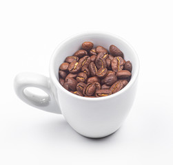 Tasse à café remplie de grains de café