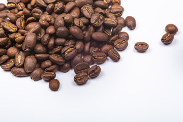 Grains de café sur fond blanc