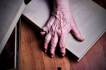 Libros y mano anciana el conocimiento.