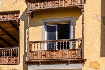 Typischer spanischer Holzbalkon am Haus