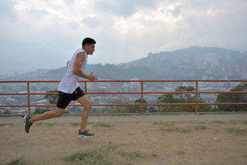 Joven latino haciendo ejercicios corriendo estirando abdominales flexiones 