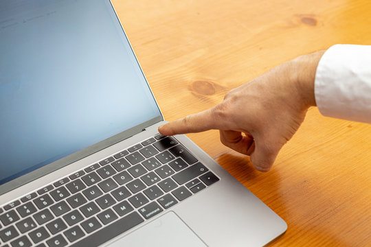 mano che spegne un computer