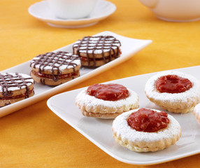 Biscotti dolci con marmellata di pomodoro