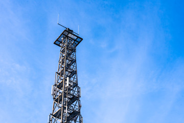 Sendemast in Deutschland vor blauem Himmel.