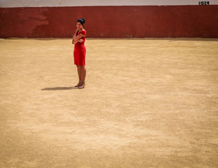 Mujer con vestido rojo dentro de la plaza de toros de Mijas 