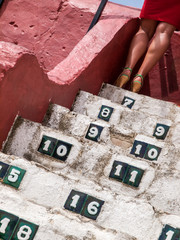 Piernas de mujer con tacones en las escaleras de la grada de la plaza de toros de Mijas