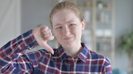 Obraz premium The Close Up of Young Woman Doing thumbs Down