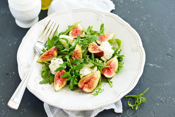 Salad with figs and mozzarella.