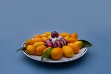 Kleine Mandarinen mit Kuchen.