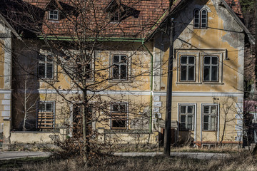 fassade von einem verlassenen hotel