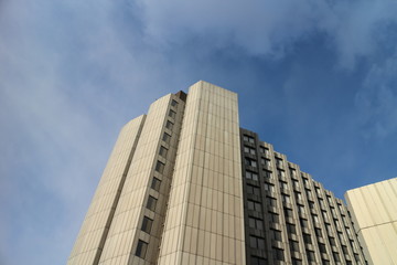 Obraz premium Corner of a tall building, acute angle view