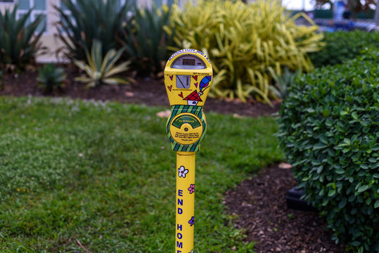 Parquimertro amarillo con dibujos y decoraciones