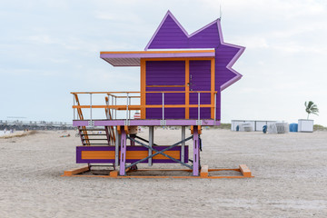 Obraz premium Colorida y original caseta de salvavidas en orilla de playa 