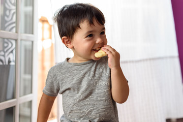 Niño pequeño con camiseta gris