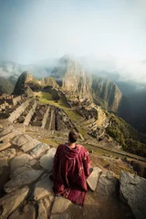 Crédence de cuisine en verre imprimé Machu Picchu Jeune homme debout et regardant le magnifique paysage de Machu Picchu. Pérou, Amérique du Sud