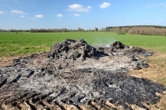 Baches plastiques agricoles, brulage sauvage