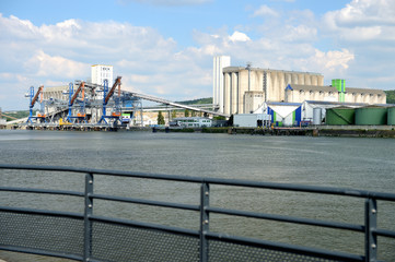Obraz premium Port de Rouen, silos Senalia et nouveaux portiques de chargement de céréales