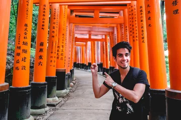 Gordijnen Happy traveler and torii gates path at Fushimi Inari taisha shrine, Kyoto © Samuel Ponce