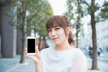スマートフォンを操作する女性