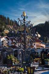 Schönes Gußeisernes Grabkreuz auf einem Friedhof