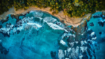 Prachtige luchtfoto van een blauwe tropische lagune met kristalhelder water omringd door strand en palmbomen. Bovenaanzicht