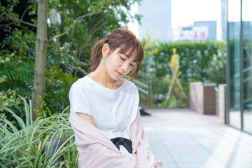 Naklejka premium 不安な表情で考え込む女性