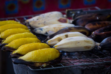 Ping bananas on the hot stove, fragrant, delicious to eat Health food