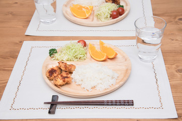 木製プレートで食べる夕食