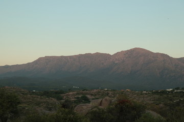 Colores de atardecer en la montaña