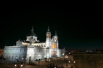 Obraz premium Night view of Cathedral Santa Maria la Real de La Almudena in Madrid, Spain