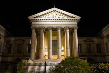 Obraz premium The Court of Appeal of Montpellier, France at night