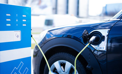 Elektro-Auto an einer Ladestation, Elektromobilität 
