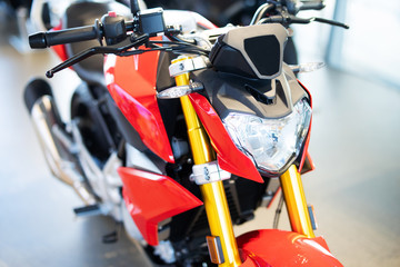 Rotes Motorrad mit goldener Federgabel, Ausschnitt Front 
