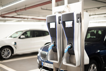 Elektroladestation für Elektroautos in einer Tiefgarage 