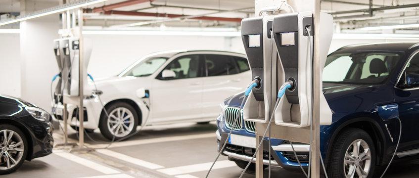 Elektroladestation f&uuml;r Elektroautos in einer Tiefgarage 