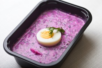 Zdrowa dieta pudełkowa zupa z jajkiem z buraków barszc czerwony lunchboxobiad lunch box, na...