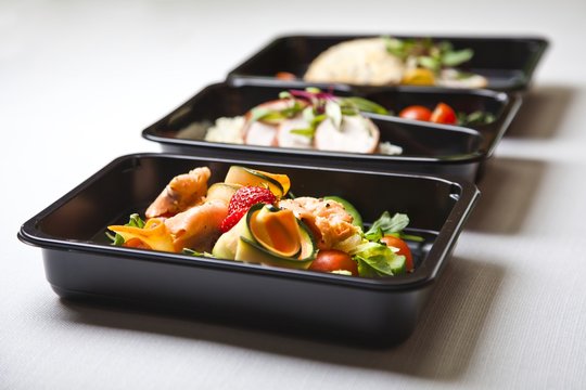 Zdrowa dieta pudełkowa sniadanie obiad lunch box, na dow&oacute;z, na wynos, pełnowartościowy, zbilansowany fit posiłek na cały dzień 