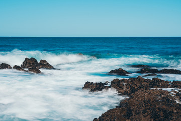Obraz premium Long Exposure Of Sea Wave with rock