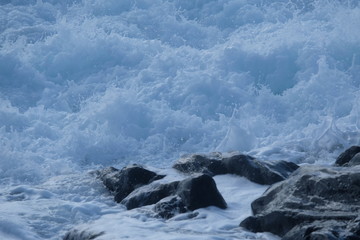 波しぶき。アイスランドの海。ocean waves by the shores of Iceland