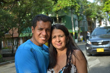 Obraz premium Pareja heterosexual matrimonio latinos posando juntos en un retrato y sonriendo