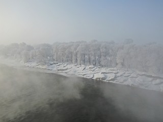 	霧凇島の樹氷と湖面の蒸気霧